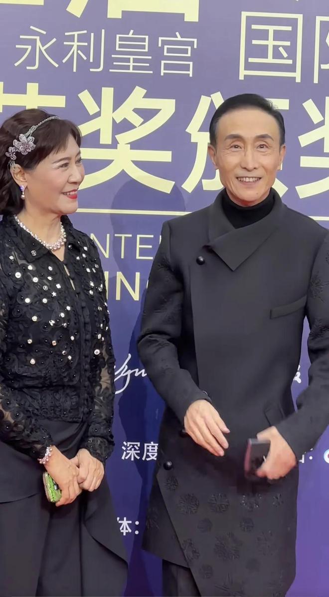 上嚼口香糖与金沙总裁骑旋转木马挺幼稚k8凯发国际曾志伟澳门参加电影节台