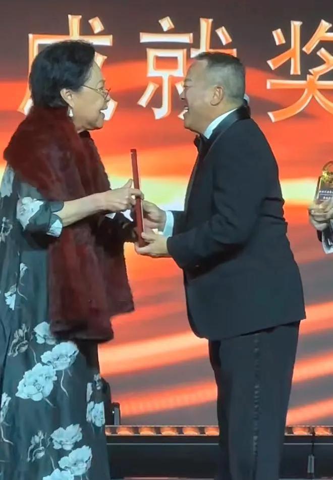上嚼口香糖与金沙总裁骑旋转木马挺幼稚k8凯发国际曾志伟澳门参加电影节台(图10)