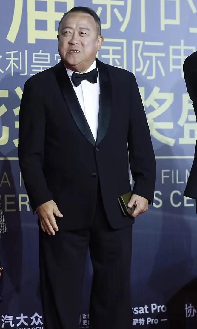 上嚼口香糖与金沙总裁骑旋转木马挺幼稚k8凯发国际曾志伟澳门参加电影节台(图11)