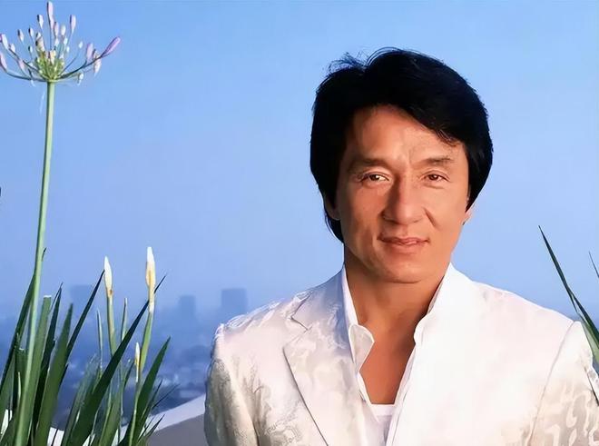 紧抱美女徒弟在美国庆生举止亲密关系不一般凯发k8国际娱乐首选71岁成龙近照曝光：(图15)