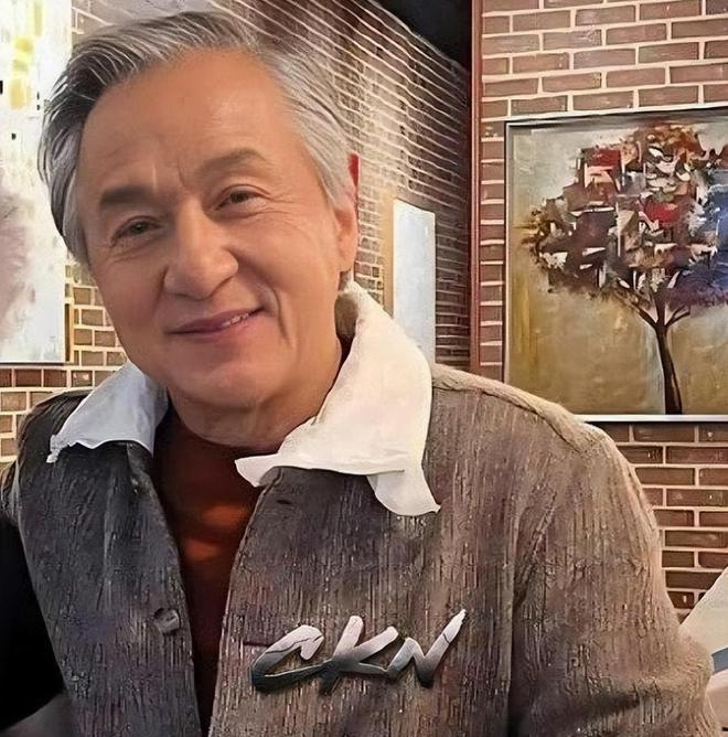 紧抱美女徒弟在美国庆生举止亲密关系不一般凯发k8国际娱乐首选71岁成龙近照曝光：(图1)
