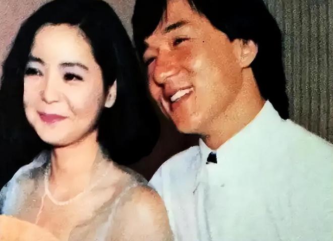 紧抱美女徒弟在美国庆生举止亲密关系不一般凯发k8国际娱乐首选71岁成龙近照曝光：(图6)