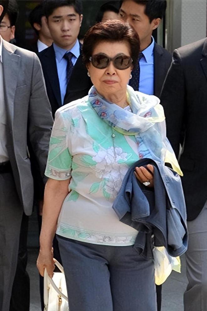 共享”同一女星亲兄弟为财权内斗互撕凯发国际韩国财阀家族丑闻：父子“(图6)