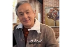 紧抱美女徒弟在美国庆生举止亲密关系不一般